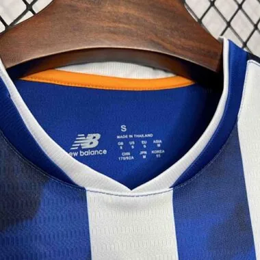 Equipamento de futebol do Porto para jogos em casa, 24-25