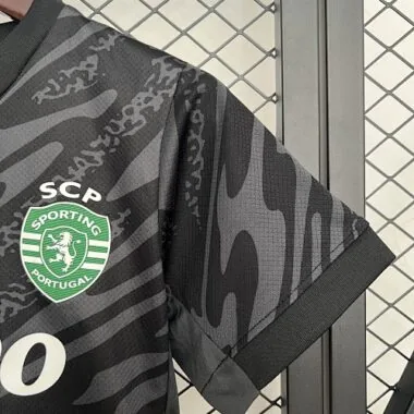 25-26 Sporting Lissabon Keepersset voor kinderen – Zwart voetbalshirt