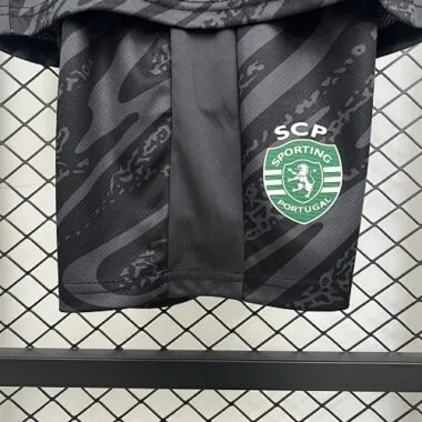 25-26 Sporting Lissabon Keepersset voor kinderen – Zwart voetbalshirt