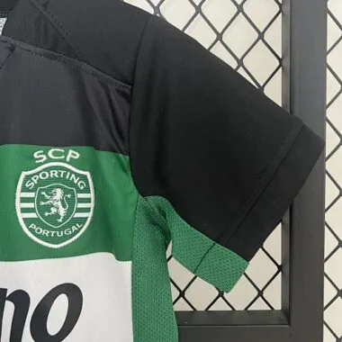 Equipamentos infantis para jogos em casa do Sporting de Lisboa 24-25 - Roupa de futebol para jovens