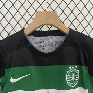 Equipamentos infantis para jogos em casa do Sporting de Lisboa 24-25 - Roupa de futebol para jovens
