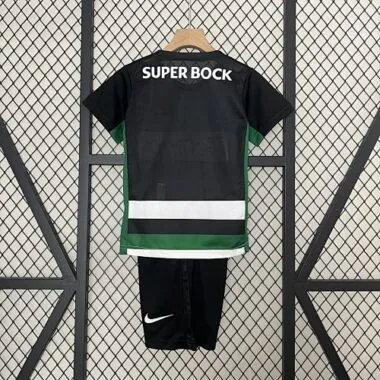 Equipamentos infantis para jogos em casa do Sporting de Lisboa 24-25 - Roupa de futebol para jovens