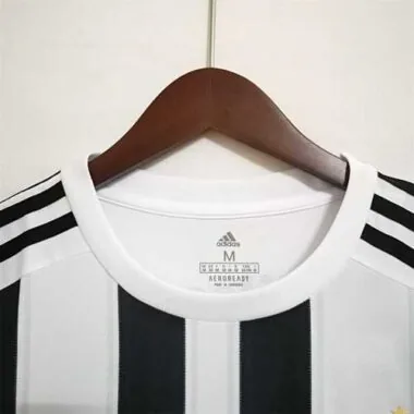 Colo Colo black and white vertical bars