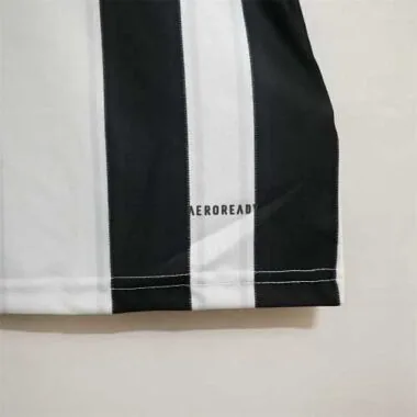 Colo Colo black and white vertical bars