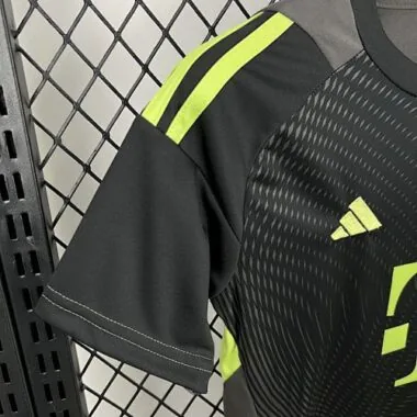 25-25 Bayern Munich Black Goalkeeper Kid Kits Youth Apparels