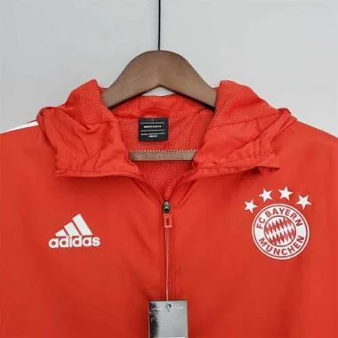 Cazadora roja del Bayern, temporadas 22-23