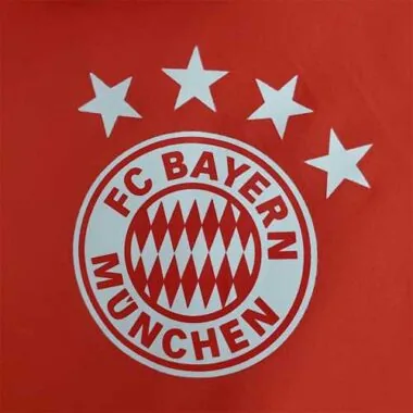 Cazadora roja del Bayern, temporadas 22-23