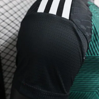 Maglia da calcio 2024 degli Emirati Arabi Uniti, versione da trasferta, modello da giocatore