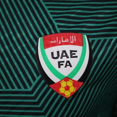 Maglia da calcio 2024 degli Emirati Arabi Uniti, versione da trasferta, modello da giocatore