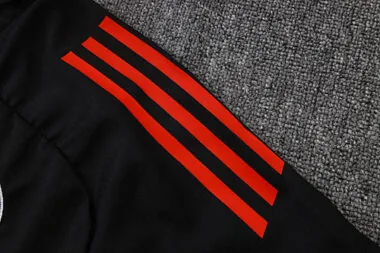 26–27 Ajax Schwarz Windjacken-Set Fußball-T-Shirt