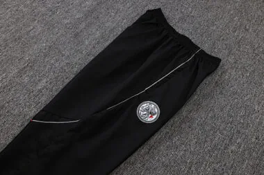 26–27 Ajax Schwarz Windjacken-Set Fußball-T-Shirt