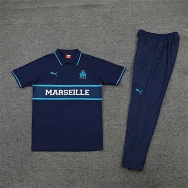 Polo Marseille – tiefes Saphirblau, als Ansteckblume