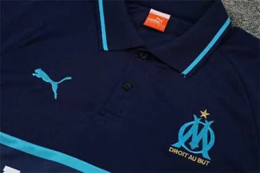 Polo Marseille – tiefes Saphirblau, als Ansteckblume