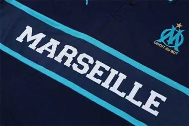 Polo Marseille – tiefes Saphirblau, als Ansteckblume