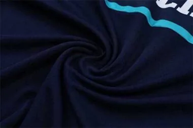 Polo Marseille – tiefes Saphirblau, als Ansteckblume