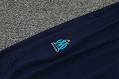 Polo Marseille – tiefes Saphirblau, als Ansteckblume