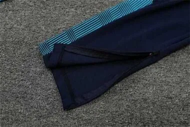 Polo Marseille – tiefes Saphirblau, als Ansteckblume