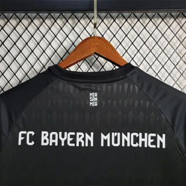 23–24 Bayern, schwarzer Torwart