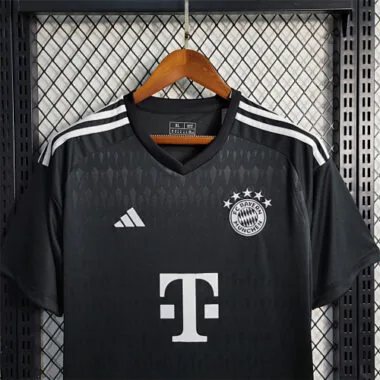 23–24 Bayern, schwarzer Torwart