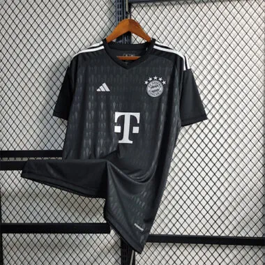 23–24 Bayern, schwarzer Torwart