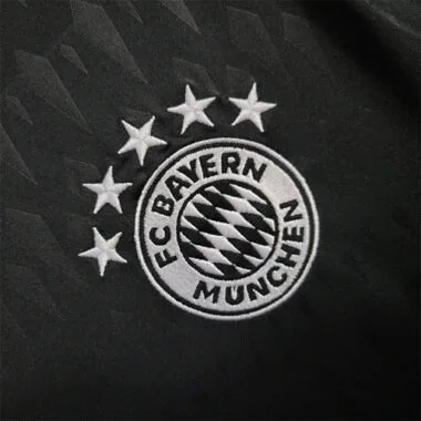 23–24 Bayern, schwarzer Torwart